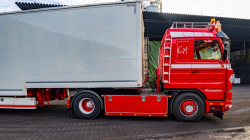 20251019-Tom-Holding-00601